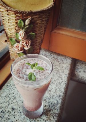 A picture of Strawberry basil seed drink.