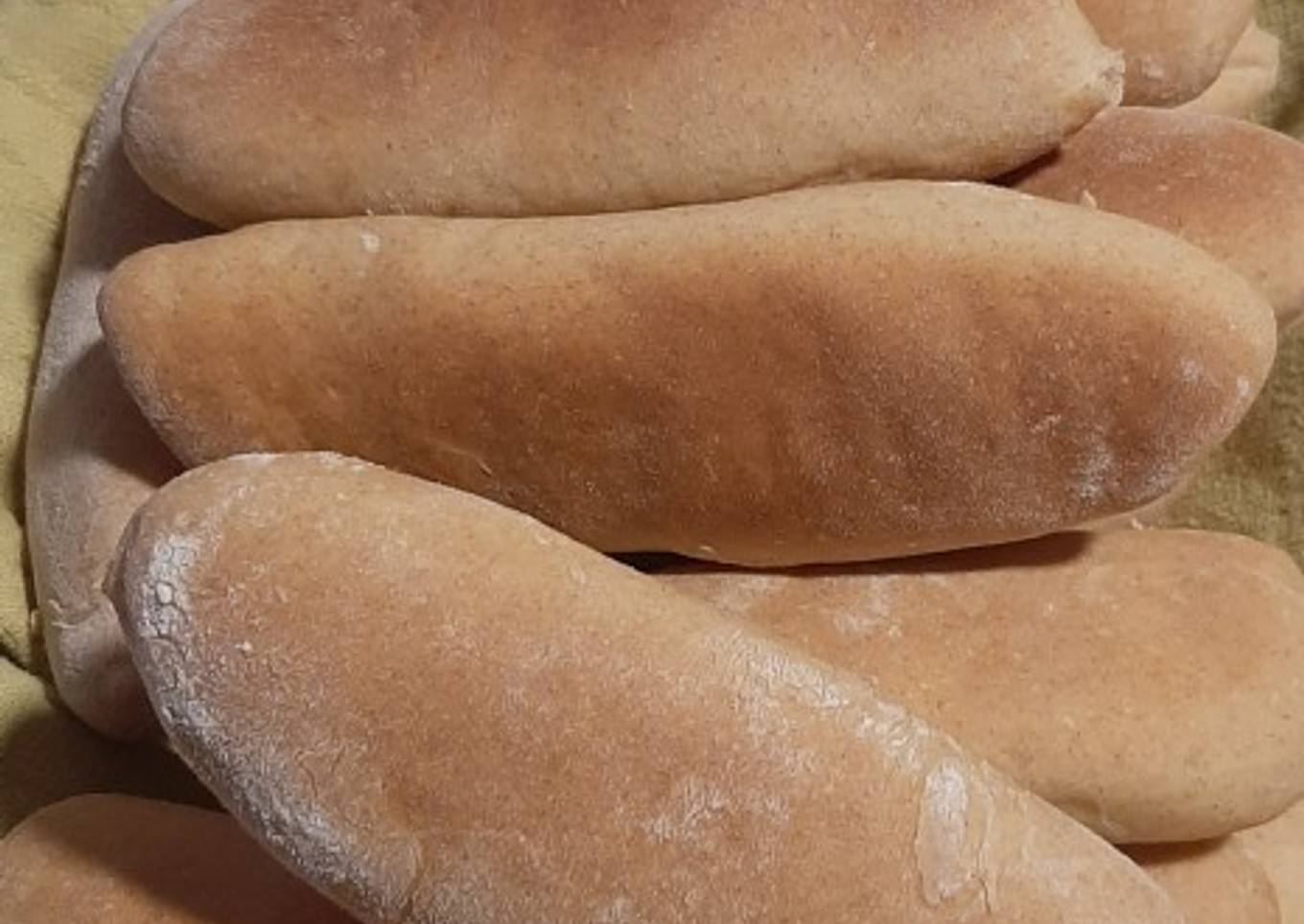 Roti hot dog tepung gandum