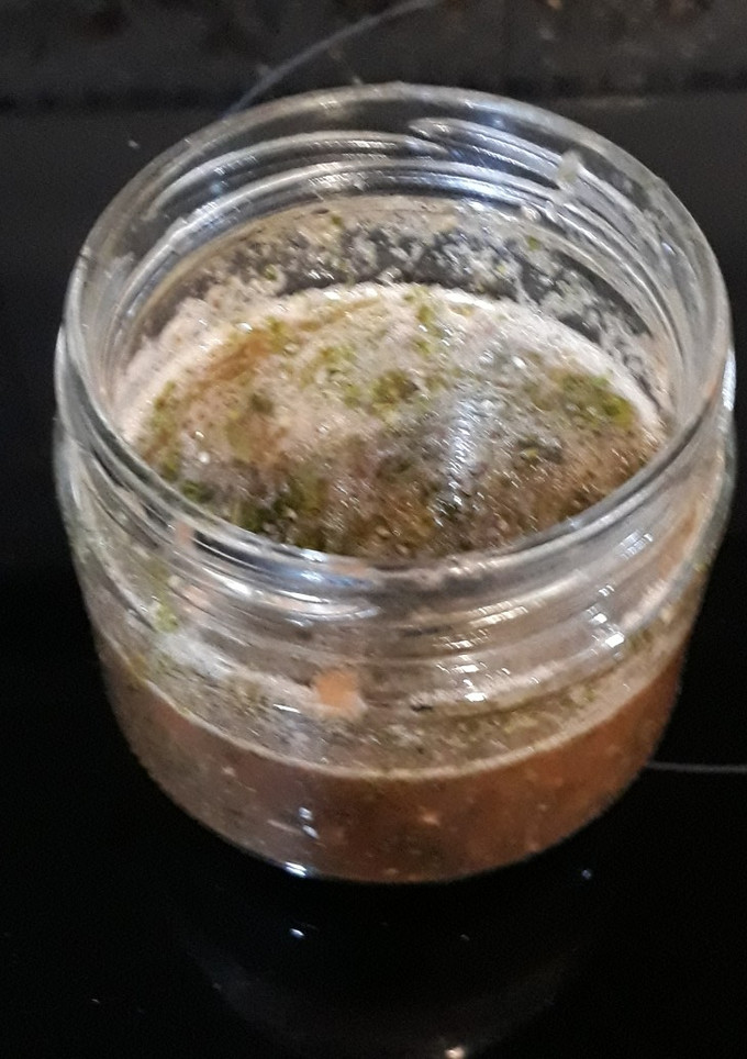 Una foto de Tomate con semillas de chía, ajo y perejil