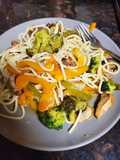 Espagueti con pollo y verduras