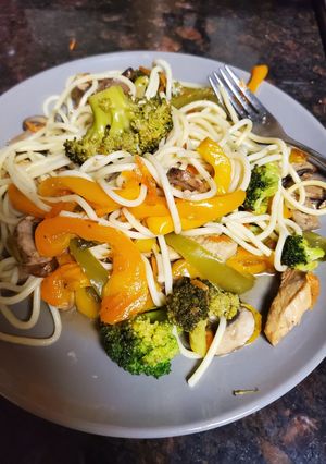 Una foto de Espagueti con pollo y verduras