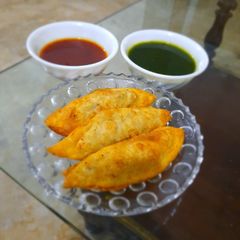 A picture of Chicken Samosa cutlets.