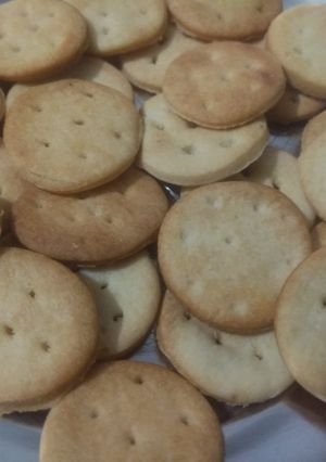 હોમ મેડ સોલ્ટી આટા બિસ્કિટ(home made salty biscute recipe in Gujarati) રેસીપી મુખ્ય ફોટો