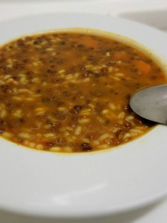 Una foto de Lentejas con arroz y verduras