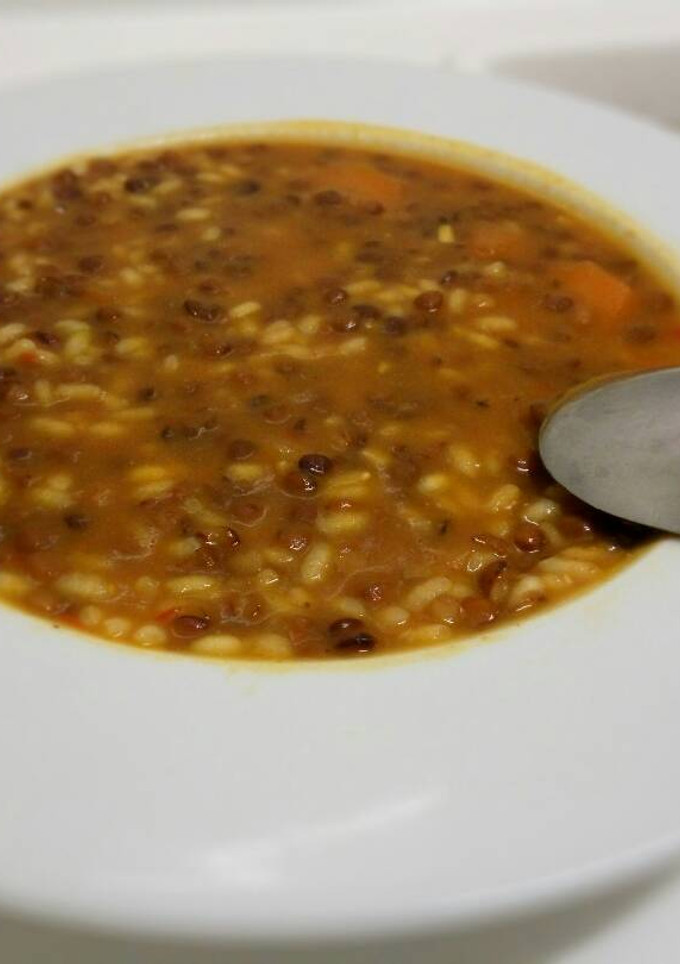 Una foto de Lentejas con arroz y verduras