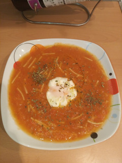 Una foto de Sopa de tomate y huevo poche en MC