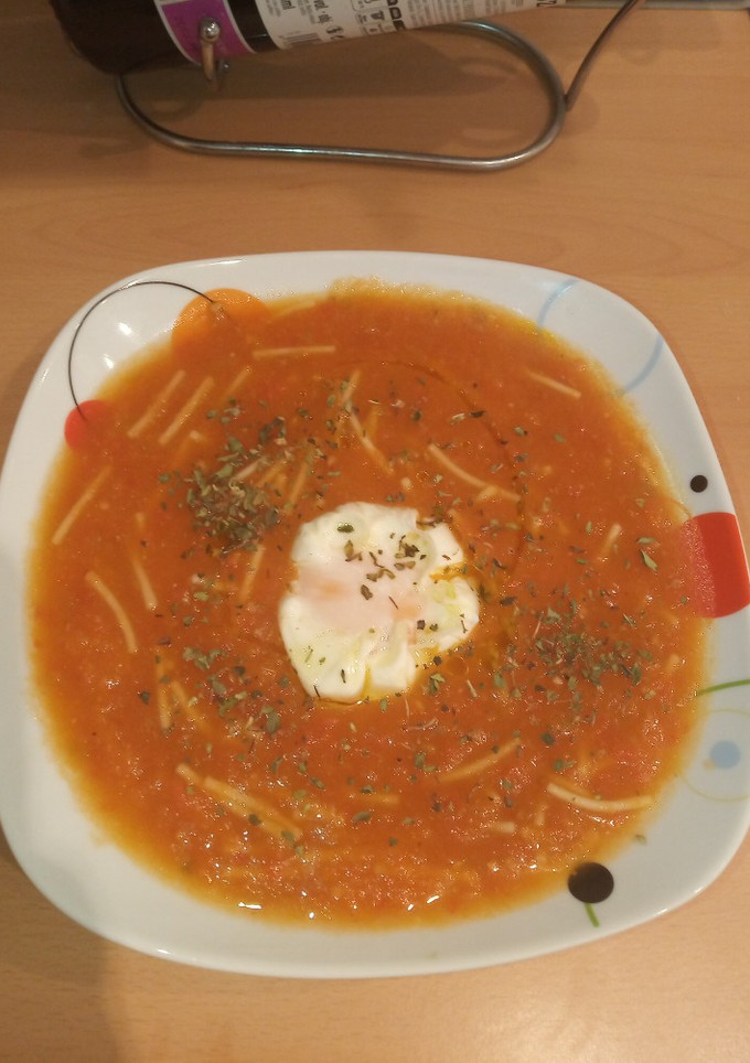 Una foto de Sopa de tomate y huevo poche en MC
