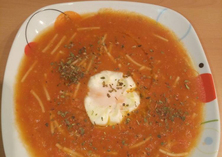 Sopa de tomate y huevo poche en MC