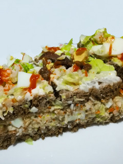 Una foto de Pastel vegetal con pan de centeno