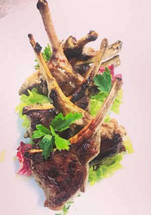 Una foto de Chuletitas de Cordero en reducción de Vino Tinto