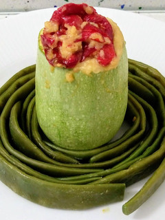 Una foto de Calabacines rellenos de pimientos fritos y queso con judías verdes al vapor