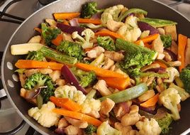 Salteado de Frango e Legumes em Estilo Asiático