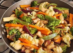 Foto de Salteado de Frango e Legumes em Estilo Asiático