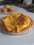 Tarta de jamón y queso con papas fritas, huevos