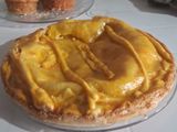 Tarta de jamón y queso con papas fritas, huevos