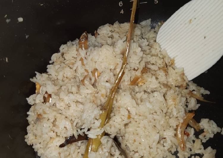 Langkah Mudah untuk Membuat Nasi liwet Teri magic Com 😁 yang Lezat