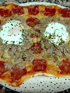 Una foto de Pizza de chorizo, huevo y atún