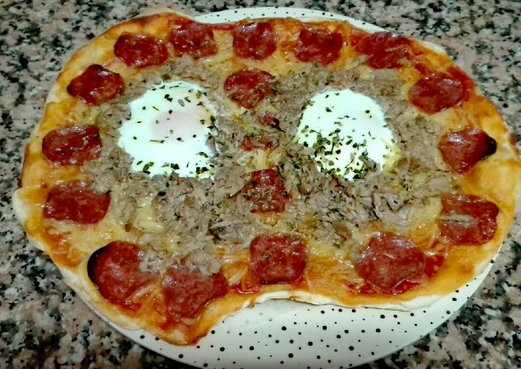 Pizza de chorizo, huevo y atún
