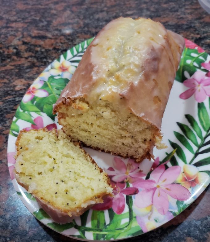 Una foto de Budín de limón y semillas de amapola