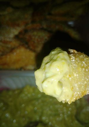 Una foto de Nachos con guacamole a mí estilo.