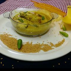 A picture of Garlic coconut steamed hilsa.