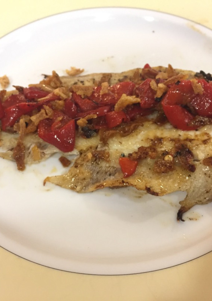 Una foto de Lenguado a la plancha con sofrito saludable