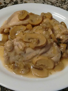 Una foto de Pollo con champiñón en salsa