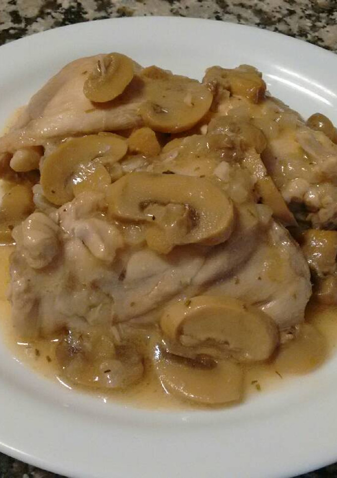 Una foto de Pollo con champiñón en salsa