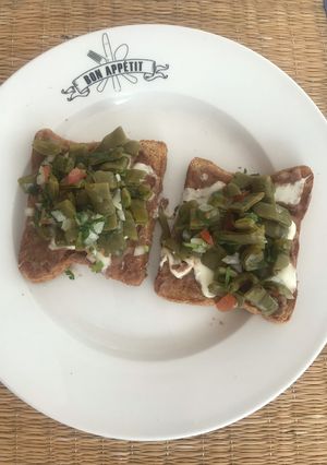Una foto de Molletes con nopales o molletes patrios