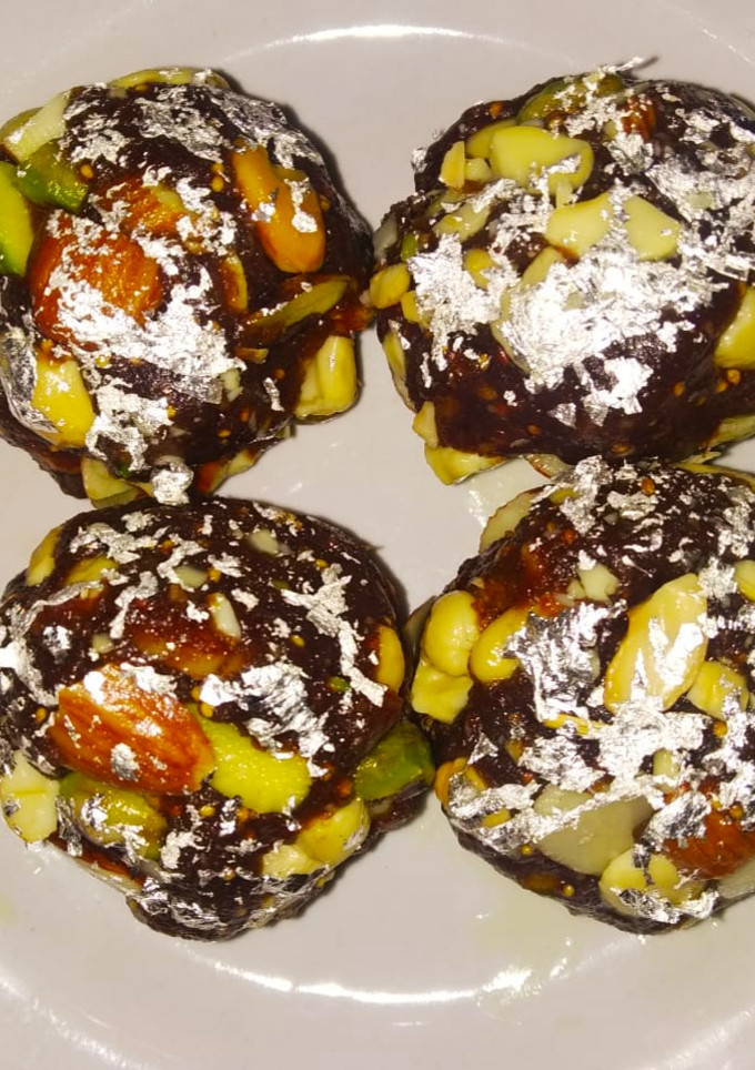 ખજૂર અંજીર ના લાડુ (Khajoor anjir ladu recipe in gujarati) રેસીપી મુખ્ય ફોટો