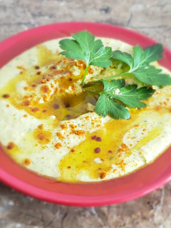 Una foto de Hummus de perejil