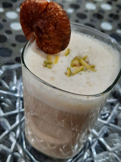 ખજૂર અંજીર મિલ્ક શેઇક (Khajur Anjeer Milk Shake Recipe In Gujarati) રેસીપી મુખ્ય ફોટો