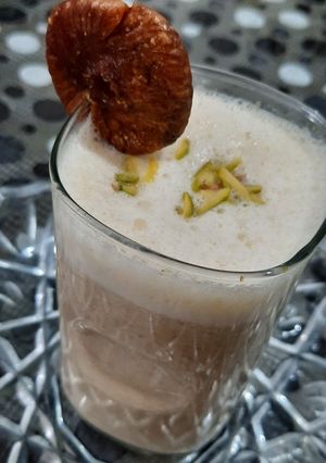 ખજૂર અંજીર મિલ્ક શેઇક (Khajur Anjeer Milk Shake Recipe In Gujarati) રેસીપી મુખ્ય ફોટો