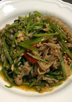 （台灣國產帶皮羊肉）沙茶羊肉炒空心菜（購自悠活農村） 的食譜成品照片
