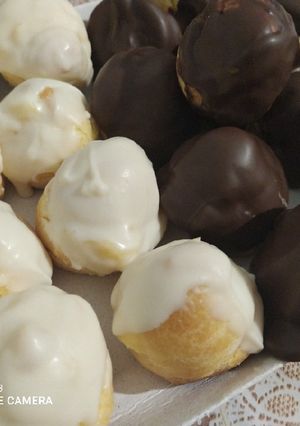 Una foto de Bombas de crema pastelera de limón 🍋 con chocolate blanco