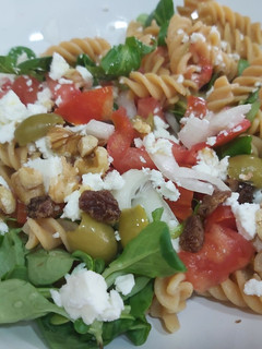 Una foto de Rica ensalada fresquita de pasta, con queso feta