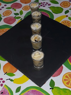 Una foto de Manzana con higos, algas, miel y leche de coco