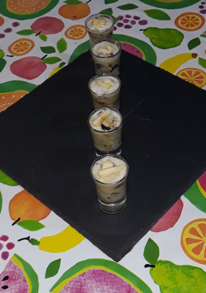 Una foto de Manzana con higos, algas, miel y leche de coco
