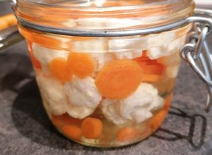 Une photo de Pickles de carottes et choux fleur à la chinoise