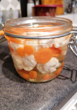 Une photo de Pickles de carottes et choux fleur à la chinoise
