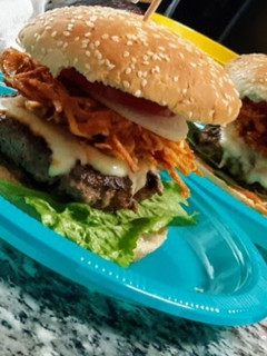Una foto de Hamburguesa con corona de papas #entredospanes