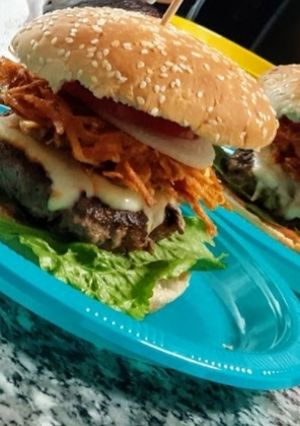 Una foto de Hamburguesa con corona de papas #entredospanes