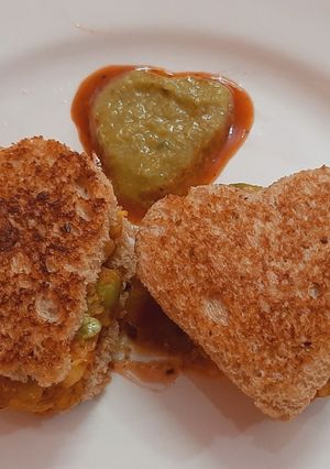 हार्टशेप्ड चीज़ी सैन्डविच (Heart Shaped cheesy sandwich recipe in hindi) रेसिपी मुख्य फोटो