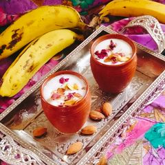 A picture of BANANA LASSI 😋 kulhad banana lassi 😋.