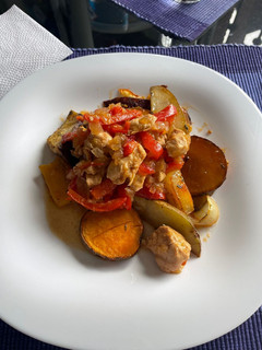 Una foto de Pollo marinado y verduras al horno