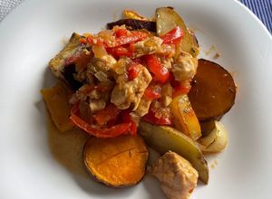 Una foto de Pollo marinado y verduras al horno