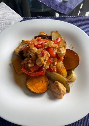 Una foto de Pollo marinado y verduras al horno