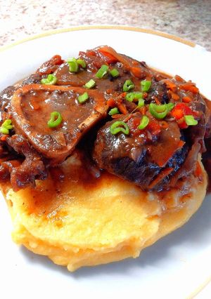 Una foto de Polenta con osobuco al vino