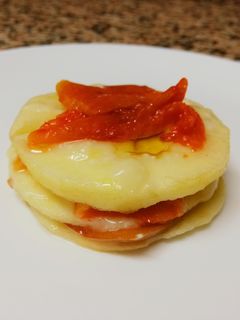 Una foto de Milhojas de palometa ahumada, rulo de cabra y manzana