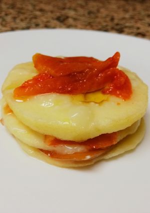 Una foto de Milhojas de palometa ahumada, rulo de cabra y manzana